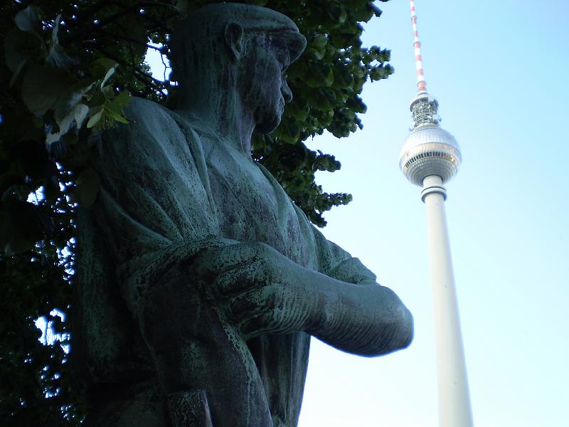 berlin 020.JPG - Symbols of the former German Democratic Republic and East Berlin: a worker looks towards the Fernsehturm